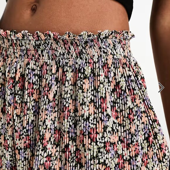 ASOS DESIGN plisse shorts in dark based floral - US 6 - Picture 9 of 10